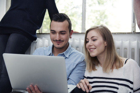 Lächelnder Mann und Frau mit Laptop, lizenzfreies Stockfoto