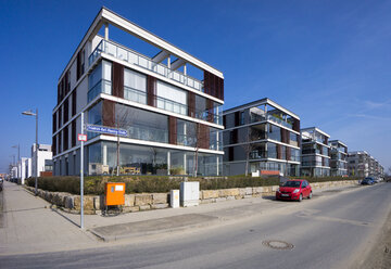 Deutschland, Hessen, Frankfurt Riedberg, Blick auf moderne Mehrfamilienhäuser - JWAF000137