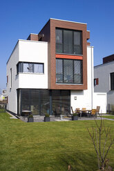 Germany, Hesse, Frankfurt Riedberg, view to one-family house with garden in front - JWAF000113