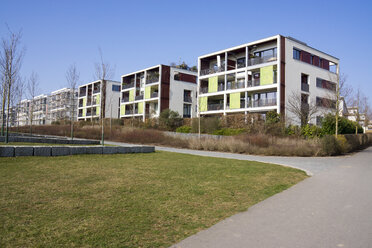 Deutschland, Hessen, Frankfurt Riedberg, Blick auf moderne Mehrfamilienhäuser - JWAF000116