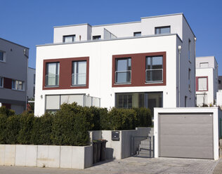 Deutschland, Hessen, Frankfurt Riedberg, Blick auf Doppelhaus mit Garage - JWAF000144