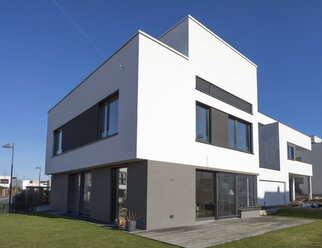 Germany, Hesse, Frankfurt Riedberg, view to one-family house - JWAF000118