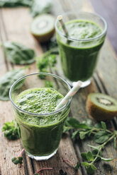 Green vegetable and fruit smoothie with spinach, salad, parsley, cress, oregano and kiwi - IPF000146