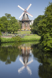 Deutschland, Bremen, Blick auf alte Windmühle am Stadtgraben - WIF000833