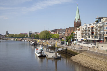 Deutschland, Bremen, Blick auf die Strandpromenade Schlachte und Martini-Landungssteg - WIF000843