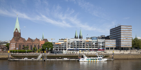 Deutschland, Bremen, Blick auf die Strandpromenade Schlachte, die Martinskirche und die Martinianlegestelle - WIF000853