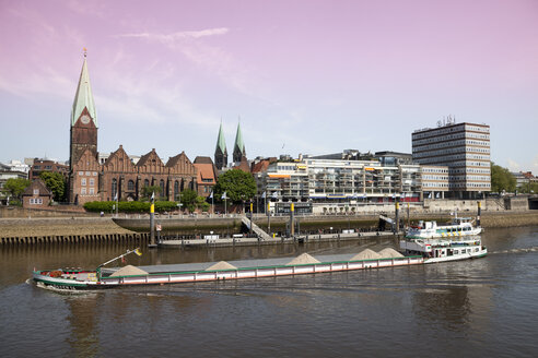 Deutschland, Bremen, Blick auf die St. Martinskirche und den Martini-Anleger mit Frachtschiff im Vordergrund - WI000854