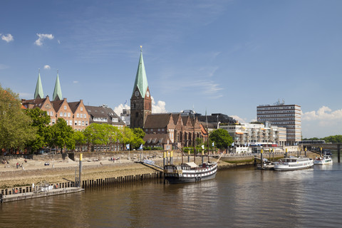 Deutschland, Bremen, Blick auf die Strandpromenade Schlachte, die Martinskirche und die Martinianlegestelle, lizenzfreies Stockfoto