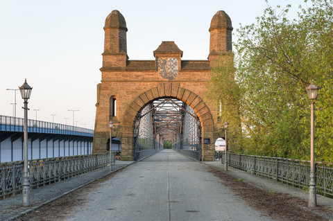 Deutschland, Hamburg, Harburg, Alte Harburger Elbbrücke bei Sonnenaufgang, lizenzfreies Stockfoto