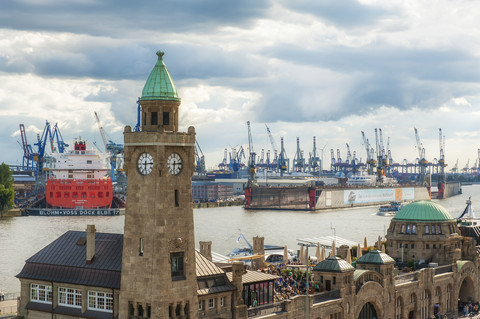 Deutschland, Hamburg, Blick auf St. Pauli Landungsbrücken und Hafen, lizenzfreies Stockfoto