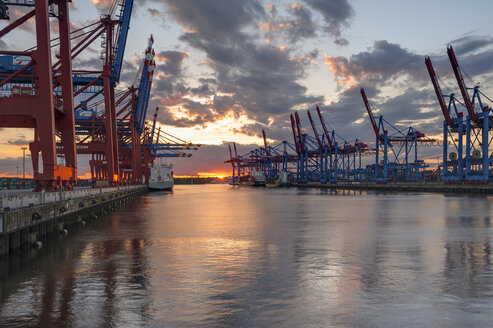 Deutschland, Hamburg, Hamburger Hafen, Container Terminal Burchardkai bei Sonnenuntergang - RJ000210