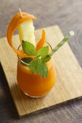 Carrot, pineapple and turmeric Smoothie - HAWF000351