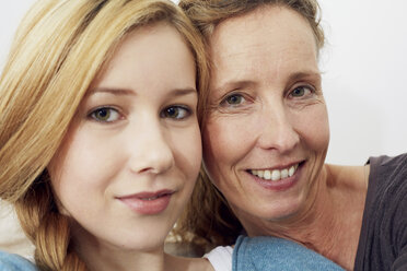 Portrait of mother and daughter head to head - STKF001024