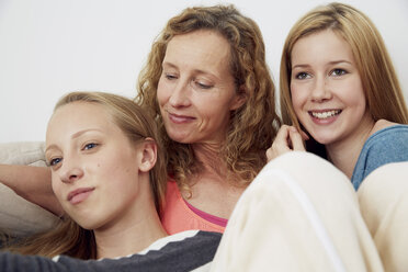 Porträt einer Mutter und ihrer beiden Töchter zu Hause - STKF001025