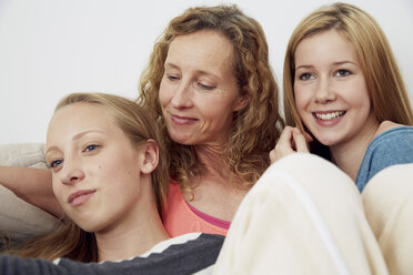 Portrait of mother and her two daughters at home - STKF001025