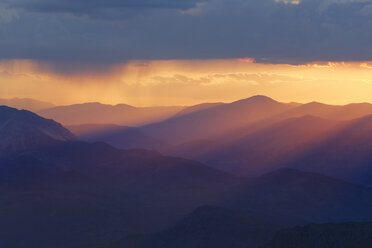 Türkei, Anatolien, Sonnenuntergang auf dem Berg Nemrut - SIE005542