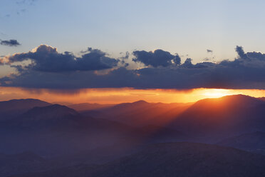 Türkei, Anatolien, Sonnenuntergang auf dem Berg Nemrut - SIEF005543