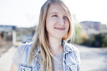 Portrait of smiling young woman - FEXF000090