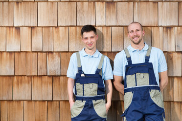 Two craftsmen at wooden wall - FKCF000009