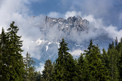 Österreich, Allgäuer Hochalpen, Kleiner Widderstein im Nebel - STSF000419