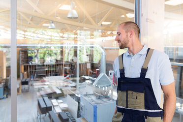 Handwerker in der Produktionshalle - FKCF000024