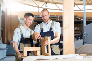 Zimmerer prüft die Arbeit eines Auszubildenden - FKCF000034