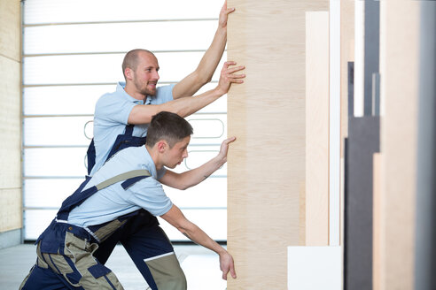 Zwei Handwerker bei der Arbeit - FKCF000040