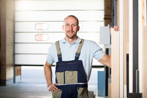 Porträt eines Handwerkers in der Werkstatt - FKCF000044