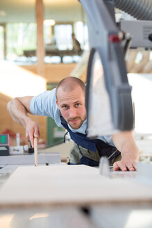 Handwerker an der Kreissäge - FKCF000052