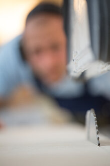 Craftsman working at circular saw - FKCF000053