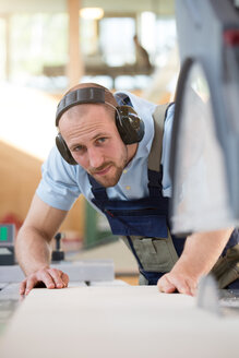 Craftsman working at circular saw - FKCF000054
