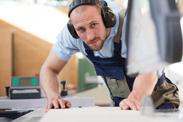 Craftsman working at circular saw - FKCF000055