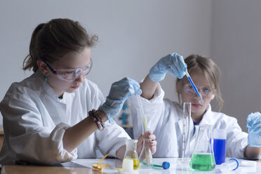 Zwei Schüler bei einem chemischen Experiment - SGF000817