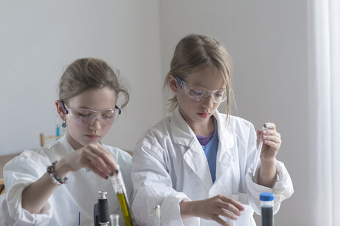 Zwei Schüler bei einem chemischen Experiment - SGF000820