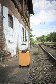Germany, Bavaria, Yellow suitcase on the railway station in Coburg - VTF000339
