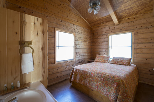 USA, Texas, Schlafzimmer mit Badezimmer-Eitelkeit in Blockhaus - ABAF001426