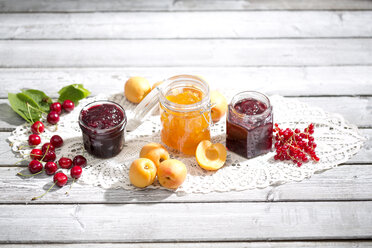 Cherry jam and cherries, Apricot jam and apricots, Currant jam and red currants on dolly - MAEF008581
