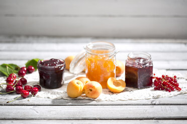 Cherry jam and cherries, Apricot jam and apricots, Currant jam and red currants on dolly - MAEF008582