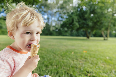 Germany, North Rhine-Westphalia, Bonn, blonde male toddler eating icecream - MFF001138