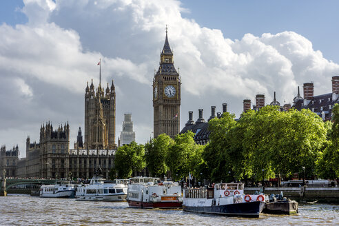 United Kingdom, England, London, Westminster View from Themse river to Palace of Westminster with Victoria Tower and Elizabeth Tower, Excursion boats in the foreground - WEF000168