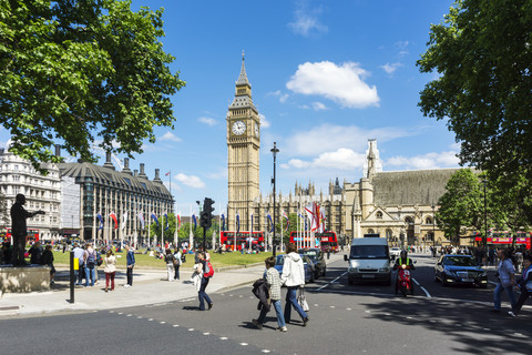 Vereinigtes Königreich, England, London, Westminster, Parliament Square mit Palace of Westminster und Elizabeth Tower, lizenzfreies Stockfoto