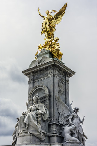 Vereinigtes Königreich, England, London, Westminster, Victoria Monument, Statuen von Königin Victoria und der Göttin des Sieges, lizenzfreies Stockfoto