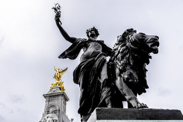 Vereinigtes Königreich, England, London, Westminster, Victoria Monument, Statuen der Königin Victoria und der Siegesgöttin und Statue einer Frau mit Löwe im Vordergrund - WEF000180