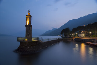 Italien, Lombardei, Provinz Como, Gera Lario, Comer See, Hafen mit Madonnenstatue am Abend - PAF000715