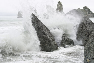 Neuseeland, Südinsel, Barrytown, plätschernde Wellen auf exponierten Felsen - SHF001498