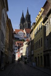 Deutschland, Sachsen, Meißen, Blick auf die Gasse im historischen Stadtzentrum - ELF001103