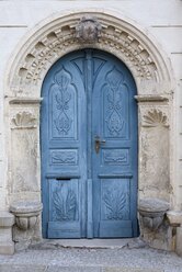 Deutschland, Sachsen, Meißen, blaue alte Eingangstür im historischen Stadtzentrum - ELF001108