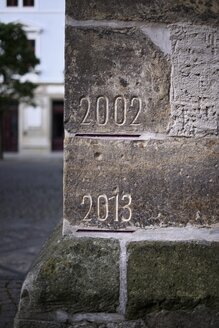 Deutschland, Sachsen, Meißen, Steine mit Zeichen und Daten von Elbfluten - ELF001109