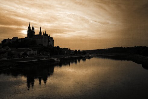 Deutschland, Sachsen, Meißen, Blick auf die Elbe mit Albrechtsburg und Meißner Dom im Hintergrund - ELF001114