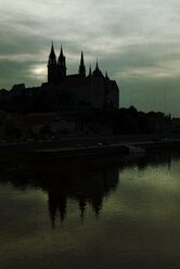 Deutschland, Sachsen, Meißen, Blick auf die Elbe mit Albrechtsburg und Meißner Dom im Hintergrund - EL001111